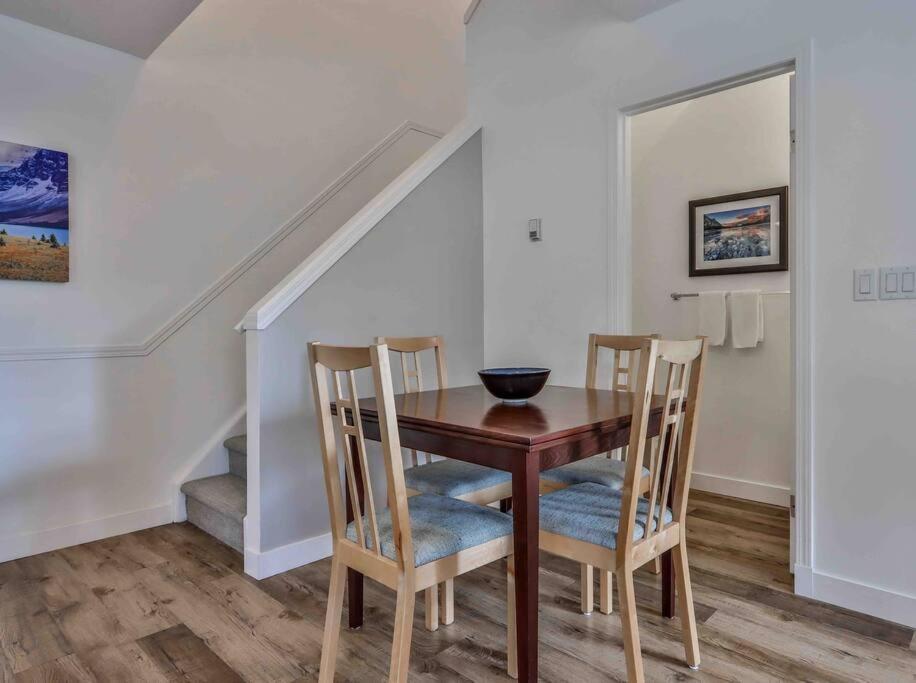 Appartamento Big Mountain Views - Bright 2-Story Corner Unit Canmore Esterno foto