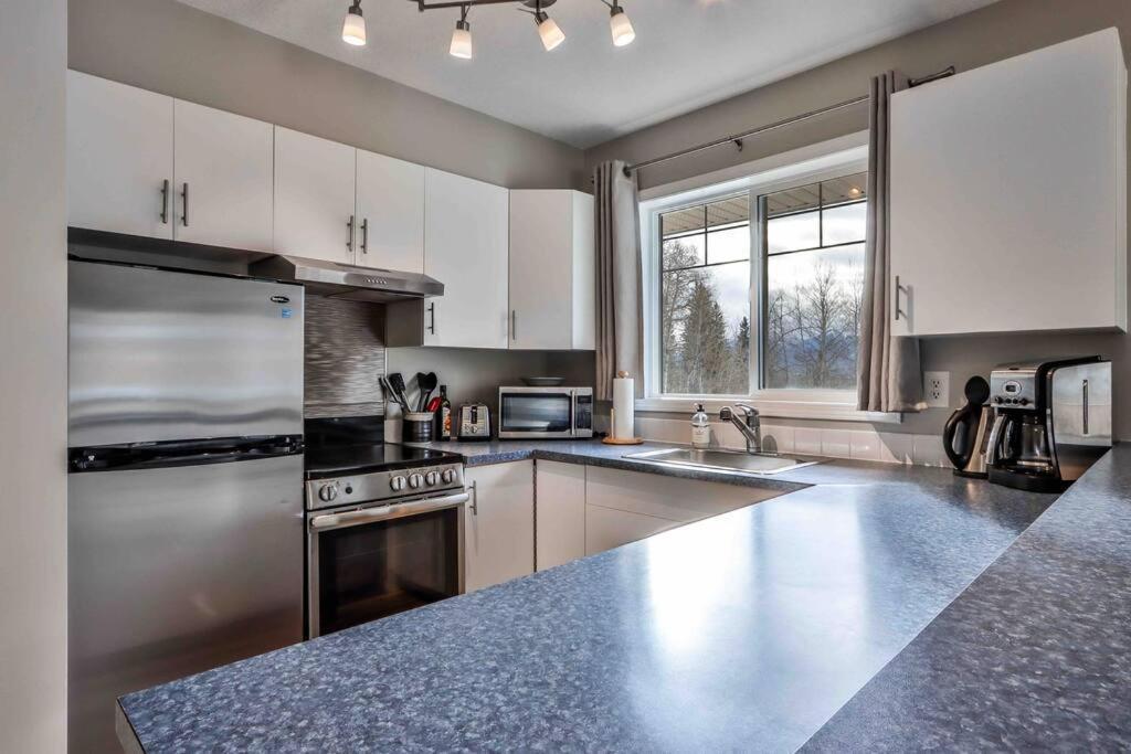Appartamento Big Mountain Views - Bright 2-Story Corner Unit Canmore Esterno foto