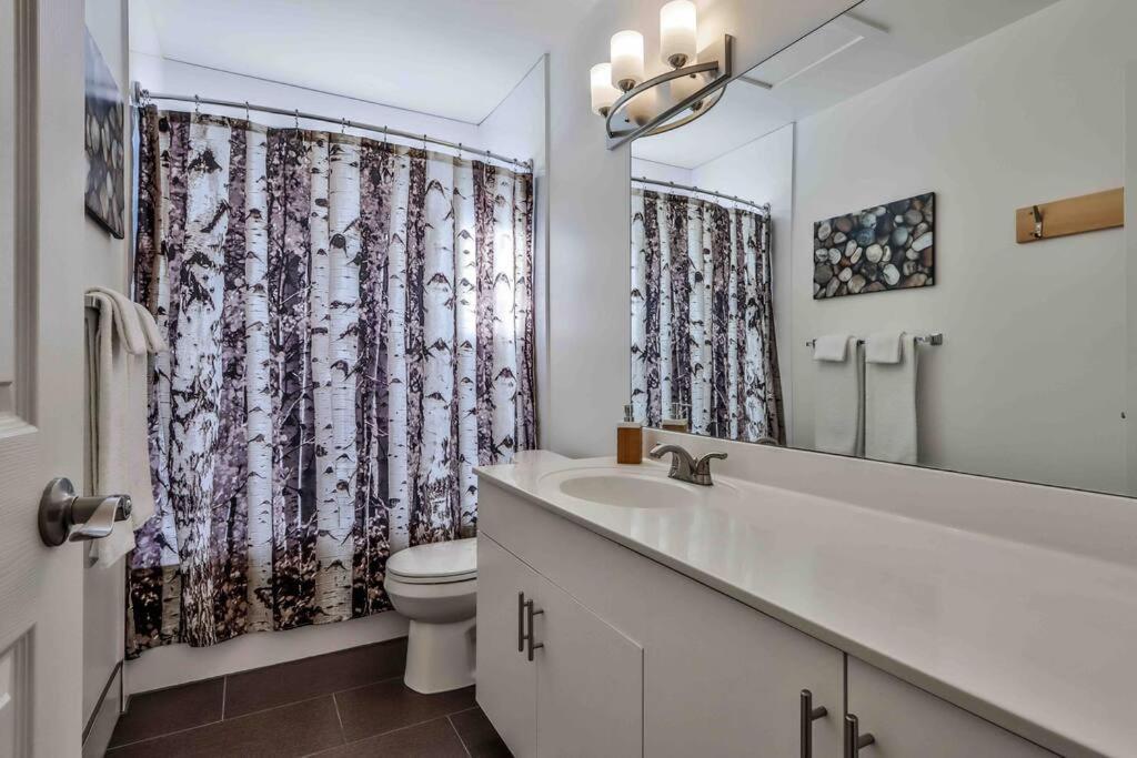 Appartamento Big Mountain Views - Bright 2-Story Corner Unit Canmore Esterno foto