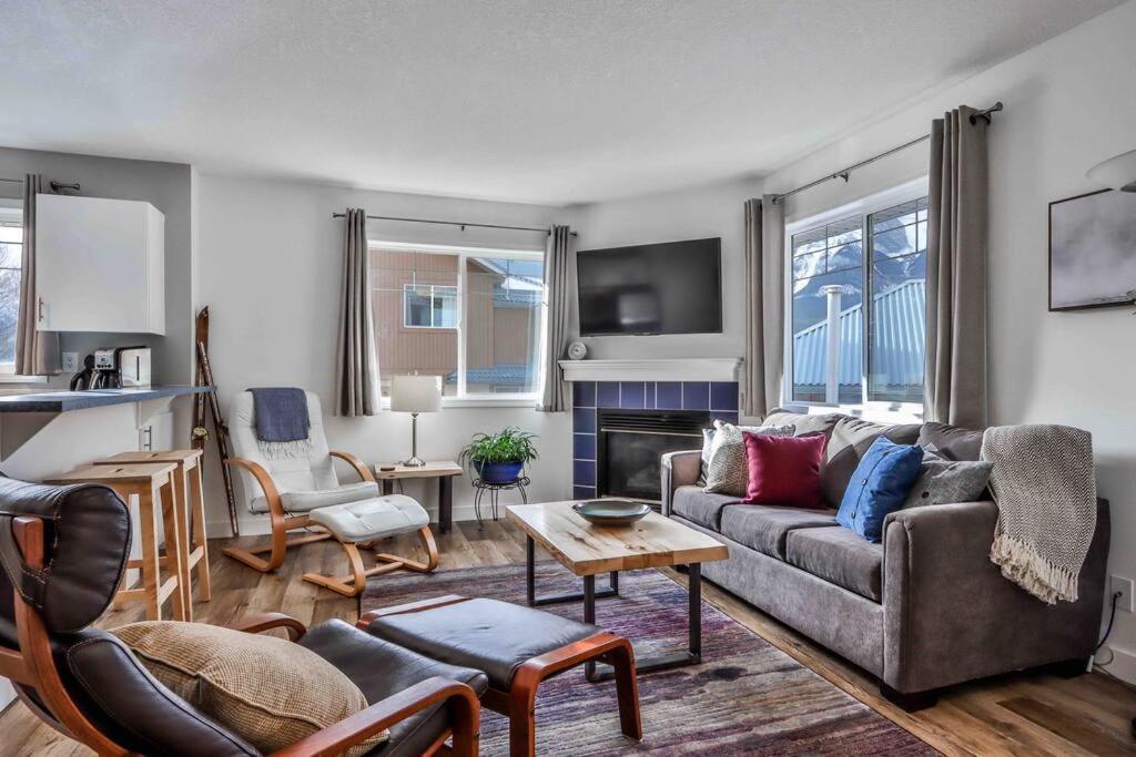 Appartamento Big Mountain Views - Bright 2-Story Corner Unit Canmore Esterno foto