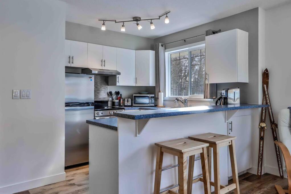 Appartamento Big Mountain Views - Bright 2-Story Corner Unit Canmore Esterno foto