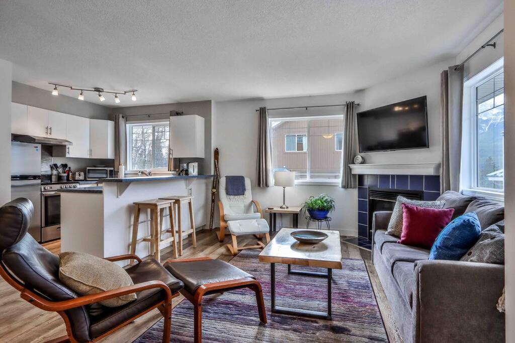 Appartamento Big Mountain Views - Bright 2-Story Corner Unit Canmore Esterno foto