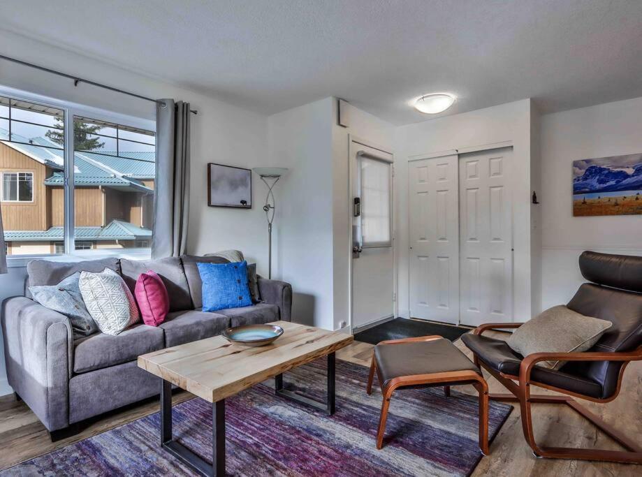 Appartamento Big Mountain Views - Bright 2-Story Corner Unit Canmore Esterno foto