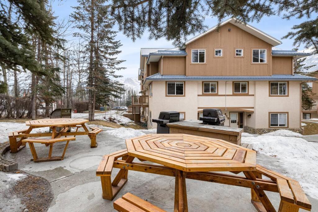 Appartamento Big Mountain Views - Bright 2-Story Corner Unit Canmore Esterno foto