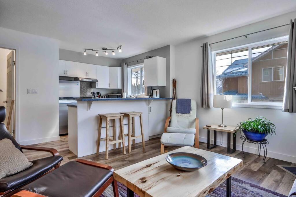Appartamento Big Mountain Views - Bright 2-Story Corner Unit Canmore Esterno foto
