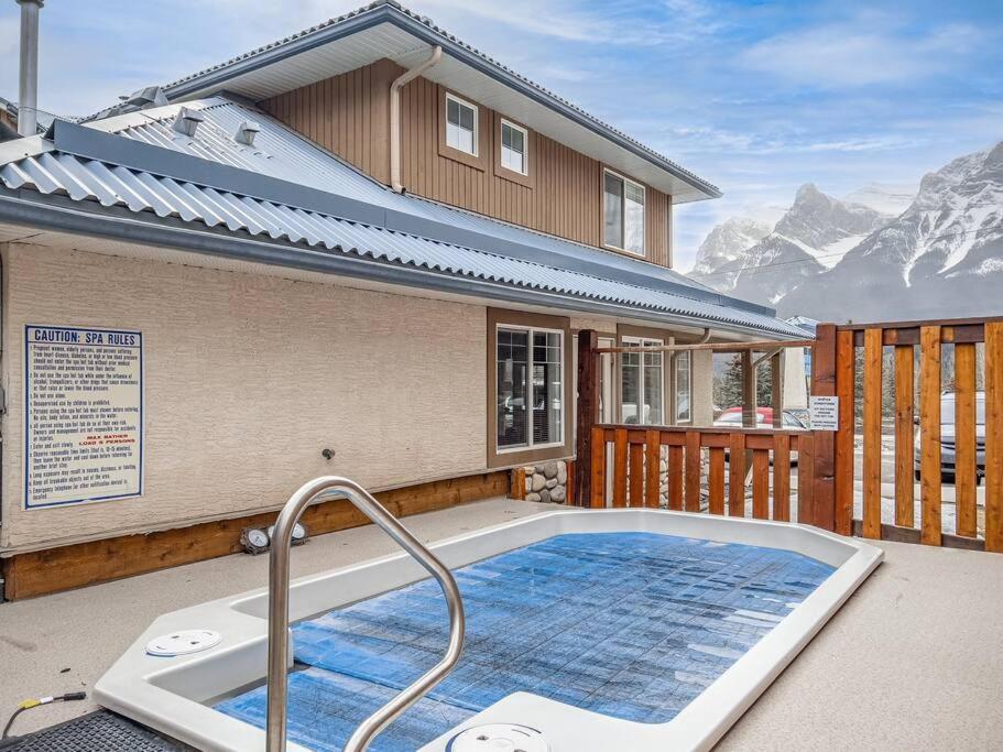 Appartamento Big Mountain Views - Bright 2-Story Corner Unit Canmore Esterno foto